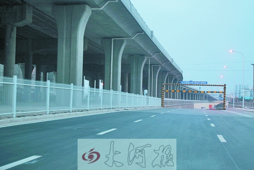 下穿隧道限高3米，不影響公交車通行。