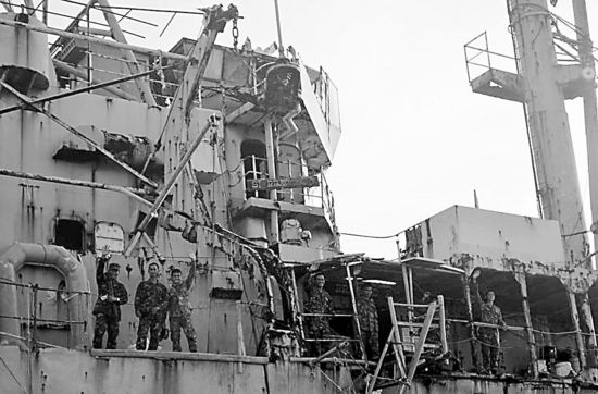 菲政府28日對媒體公布坐灘南海仁愛礁的破舊登陸艦及守軍圖片 菲政府28日對媒體公布坐灘南海仁愛礁的破舊登陸艦及守軍圖片