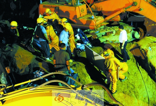 連夜趕來(lái)的新密救援隊(duì)展開營(yíng)救