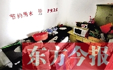 廁所進門中廳，擺放著灶臺、餐桌、床鋪等，乍一看像個客廳