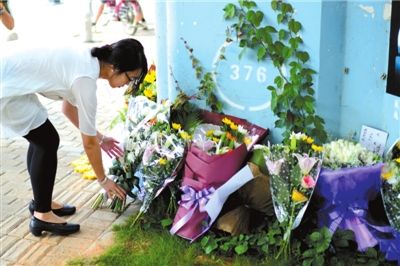 6月8日下午，記者來到廈門公交車爆炸事發(fā)現(xiàn)場橋下，附近已聚集了十幾個(gè)自發(fā)前來悼念的市民。橋墩下排放了一圈或黃或白的菊花，還有玖瑰、百合等。