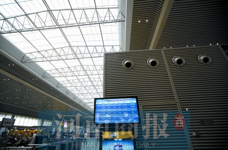 　鄭州東站三樓候車大廳，雖然空調(diào)處有涼風(fēng)吹出，但陽光通過頂棚照進(jìn)，導(dǎo)致整個(gè)大廳的空調(diào)制冷效果不明顯