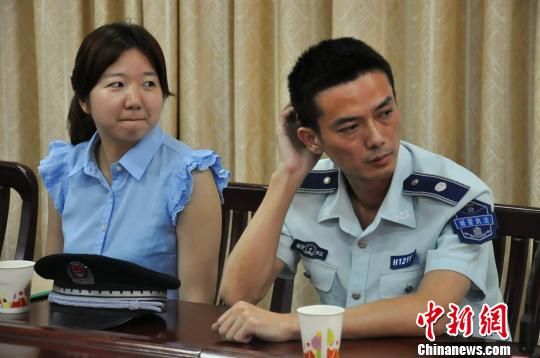 圖為參與“體驗式執(zhí)法”的兩名城管隊員?！埱邸z