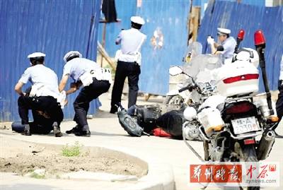 　一名歹徒被抓獲，另一名歹徒持槍劫持了一名門(mén)衛(wèi)。