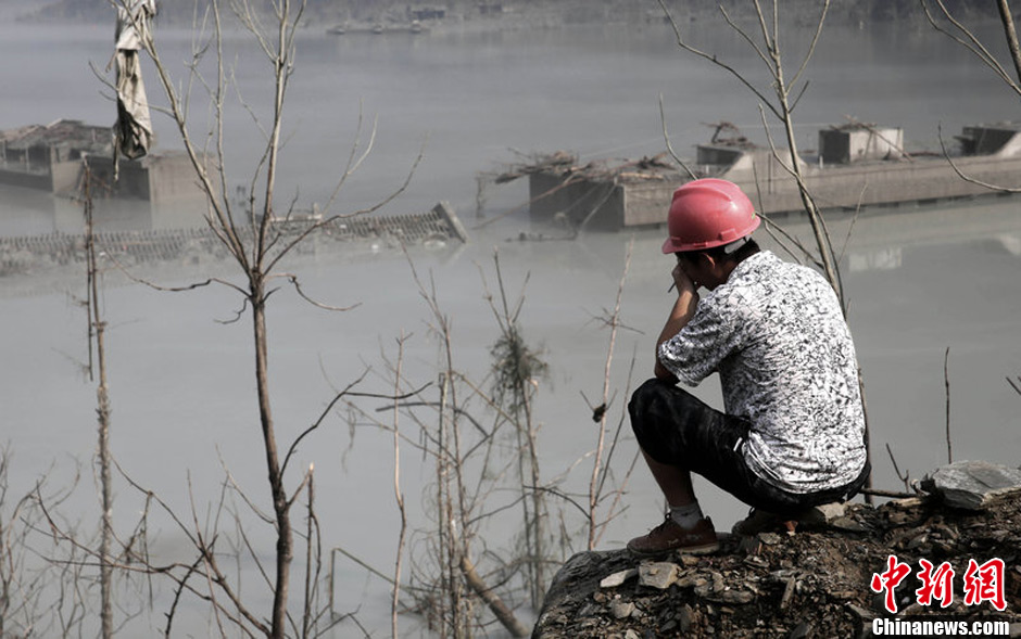7月14日，四川綿陽，在水下沉寂了5年多的北川漩坪鄉(xiāng)浮出水面，如海市蜃樓飄浮在堰塞湖水面，回來看自己