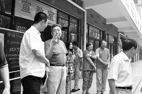 盧法舜（左二）伸出兩根手指，建議實(shí)行2元通票制。