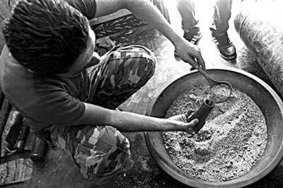 10日，敘反對派人員正在制作武器。