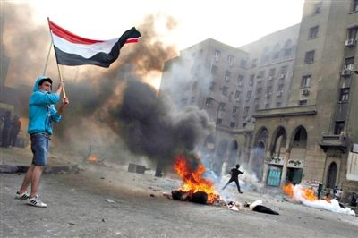 6日，穆爾西和穆兄會的支持者在開羅街頭示威，與警方發(fā)生沖突。消失了三個(gè)多月的前總統(tǒng)穆爾西將于下月受審。