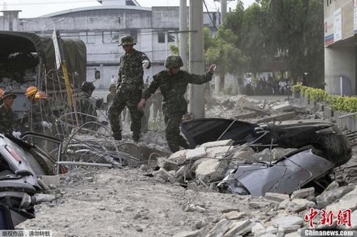 10月15日，菲律賓中部地區(qū)發(fā)生7.2級地震，災(zāi)情持續(xù)擴大，菲官方稱地震已造成宿務(wù)、保和等省份數(shù)十人遇難，數(shù)百人受傷，大批建筑物受損。圖為菲律賓軍方在搜救被困者。