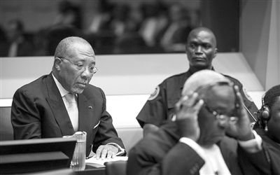 9月26日，荷蘭海牙，利比里亞前總統(tǒng)查爾斯·泰勒在法庭接受審判。