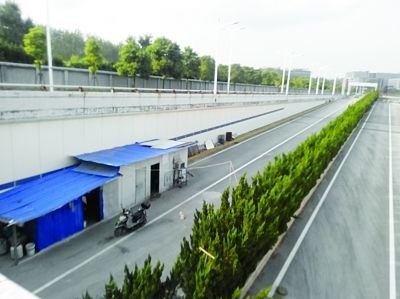 隧道內堆放著大量生活用品。