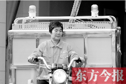 鄭州市金水區(qū)目前發(fā)放的第一批30輛新垃圾清運車，已投入使用