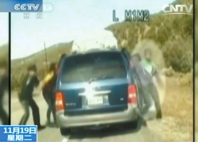 雷爾與警察爭執(zhí)，費(fèi)雷爾兒子下車試圖保護(hù)媽媽。