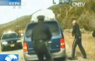 費(fèi)雷爾再次上車，警察拿警棍砸車窗。