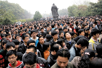 去年3月16日，武漢華中科技大學(xué)，“北約”、“華約”、“卓越”聯(lián)盟自主招生選拔考試湖北考點(diǎn)，考生等待進(jìn)場(chǎng)。 圖/CFP