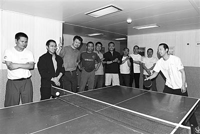 5日，“雪龍”號(hào)上的科考隊(duì)員在進(jìn)行乒乓球比賽。新華社發(fā)