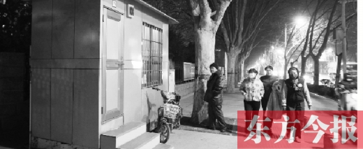 1月13日晚9點30分，鄭州市綠城廣場內(nèi)的公廁依然開放