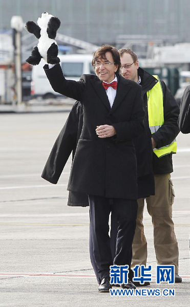 2月23日，在比利時(shí)首都布魯塞爾的國(guó)家機(jī)場(chǎng)，比利時(shí)首相迪呂波手舉熊貓玩具歡迎大熊貓“星徽”和“好好”
