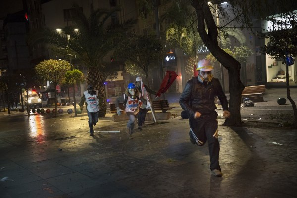 當(dāng)?shù)貢r(shí)間2014年2月25日，土耳其伊斯坦布爾，總理涉腐錄音引發(fā)全國抗議，要求本屆政府下臺。