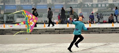 昨日，省會(huì)天氣晴好，春意盎然。上午，在綠城廣場(chǎng)，一個(gè)小女孩在快樂(lè)地放風(fēng)箏。