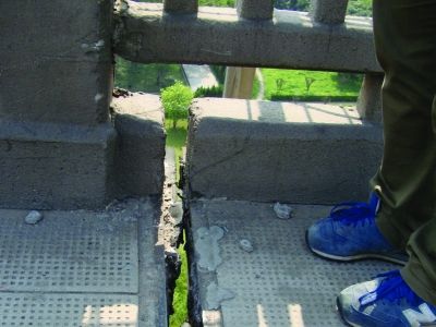 圖為大橋17號墩處橋面裂縫。梅建明 攝