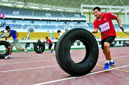 8月15日，運(yùn)動(dòng)員們正在進(jìn)行推輪胎賽跑。