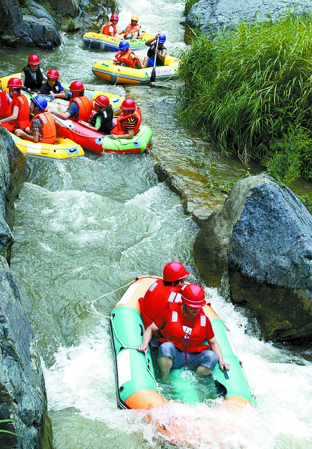 8月16日，游客在盧氏縣豫西大峽谷景區(qū)進(jìn)行漂流比賽。