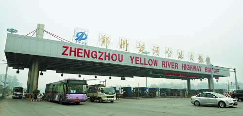 10月7日，鄭州黃河公路大橋車來車往。 新華社發(fā)