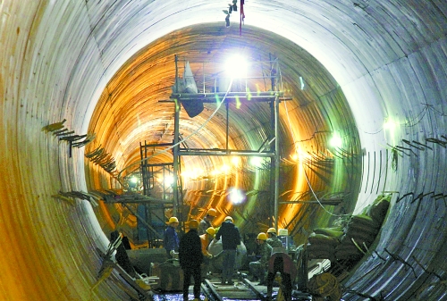 2012年12月30日，工人們?cè)谀纤闭{(diào)中線(xiàn)穿黃隧洞內(nèi)施工。