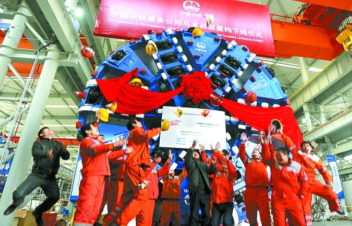 1月3日，由中鐵裝備公司設(shè)計(jì)制造的2臺中國中鐵盾構(gòu)在鄭州正式下線