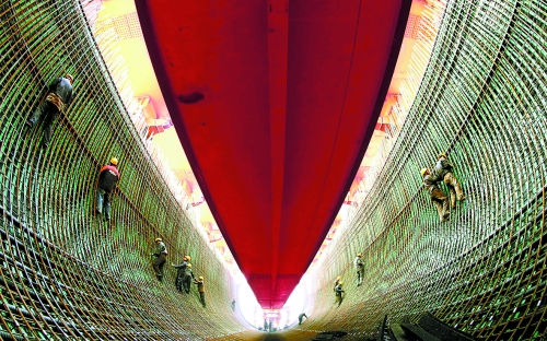 2月27日，南水北調(diào)中線鄧州湍河渡槽工程建設(shè)者在槽體內(nèi)扎鋼筋。