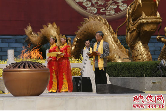 中華炎黃文化研究會(huì)會(huì)長許嘉璐宣讀拜祖大典拜祭文。映象網(wǎng)記者 邵恰 攝