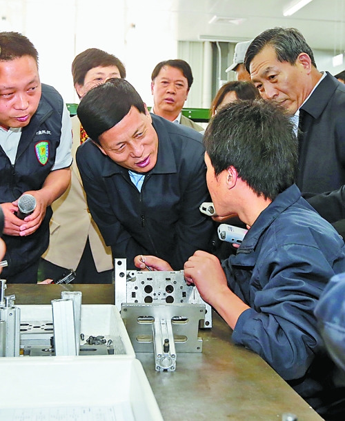 4月24日，省委副書記、省長謝伏瞻在濟源虎嶺產(chǎn)業(yè)集聚區(qū)考察。