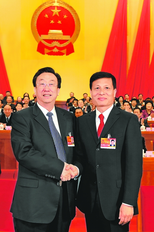 4月2日上午，新當(dāng)選的省人大常委會(huì)主任郭庚茂與新當(dāng)選的省人民政府省長謝伏瞻親切握手。郭宇 董亮 攝