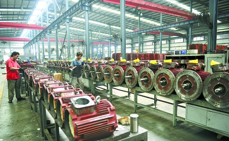 8月9日，南陽(yáng)微特防爆電機(jī)有限公司員工生產(chǎn)出口訂單產(chǎn)品。