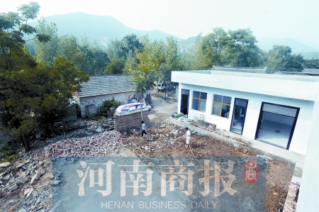 新校舍旁邊，是徐云玲和學(xué)生們用了多年的石頭校舍 河南商報(bào)記者 鄧萬(wàn)里/攝