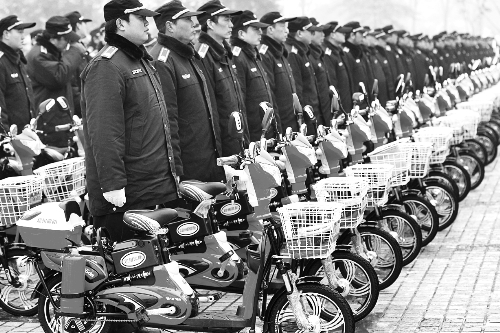 鄭州巡防隊(duì)員騎上巡邏電動(dòng)車(chē) 鄭州巡防隊(duì)員騎上巡邏電動(dòng)車(chē)