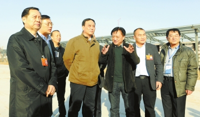 　　鄭州手拉手集團(tuán)董事長(zhǎng)賈長(zhǎng)明（右三）向省農(nóng)業(yè)廳廳長(zhǎng)朱孟洲（右四），省政府副秘書(shū)長(zhǎng)、省政府駐京辦主任