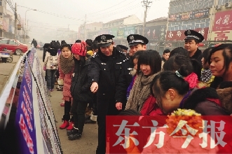 虞城縣公安局在26個鄉(xiāng)鎮(zhèn)開展“安全防范”大宣傳活動 代先鋒 攝 虞城縣公安局在26個鄉(xiāng)鎮(zhèn)開展“安全防范”大宣傳活動 代先鋒 攝