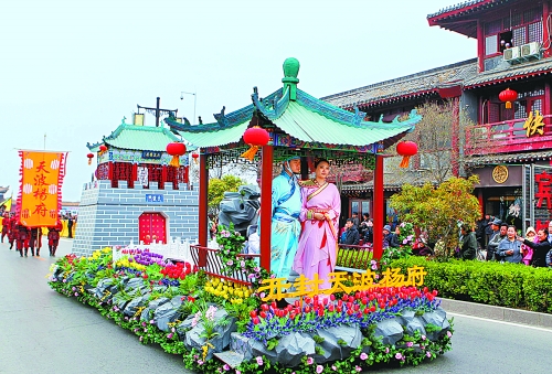 2013中國(開封)清明文化節(jié)舉行大巡游活動。記者 鄧放 攝