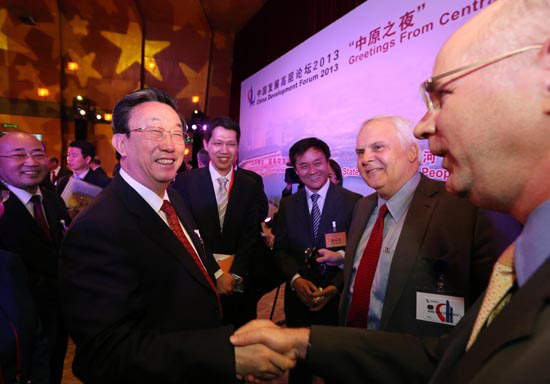 3月24日晚，省委書記、省長(zhǎng)郭庚茂在參加中國(guó)發(fā)展高層論壇“中原之夜”活動(dòng)時(shí)與外商親切握手交談。