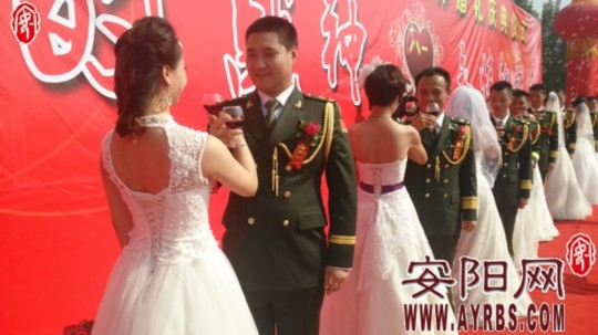 駐安陽某部10對新人舉辦集體婚禮 俏妹子情定兵哥哥 駐安陽某部10對新人舉辦集體婚禮 俏妹子情定兵哥哥