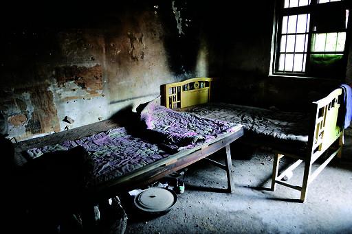 姐妹倆的臥室長(zhǎng)期不通風(fēng)，又潮又悶