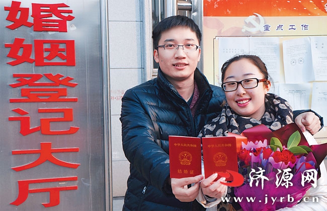 濟(jì)源“雙節(jié)”185對新人登記結(jié)婚 是平時的近6倍 濟(jì)源“雙節(jié)”185對新人登記結(jié)婚 是平時的近6倍