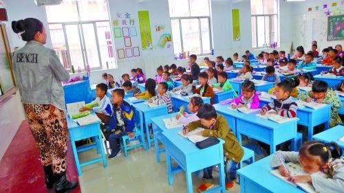 有的課桌直抵講臺,學(xué)生眼睛離黑板非常近。