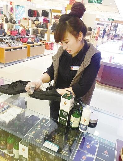 女子來(lái)漯河擦鞋七年 如今買了房開(kāi)了店