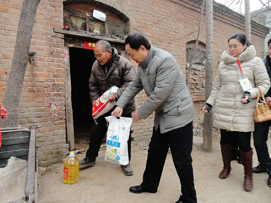 新鄉(xiāng)“紅十字博愛送萬(wàn)家”救助貧困家庭