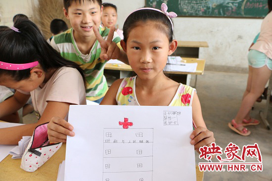 在以“中國夢”主題 的繪畫課堂上，孩子們寫下了自己的夢想