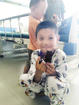 周口貧困老人收養(yǎng)2名唇腭裂兒童 愛(ài)心人士捐衣資助