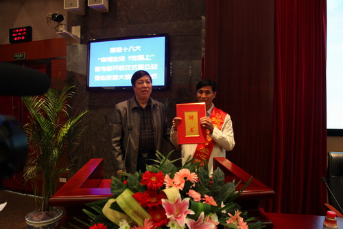 河南平頂山魯山縣電視臺的記者張朝岑，接過了河南電視臺9頻道總監(jiān)張克宣遞上的聘書。